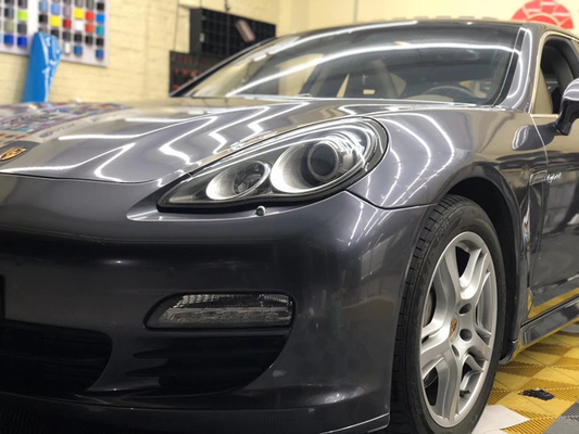 Voiture Gray Vinyl Wrap Wrinkles Elimination foncé à haute brillance 140gsm